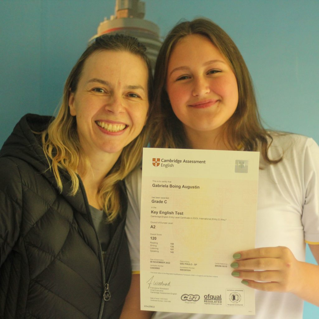 Aluna Gabriela Boing Augustin recebe certificação Grade C no exame de Cambridge.