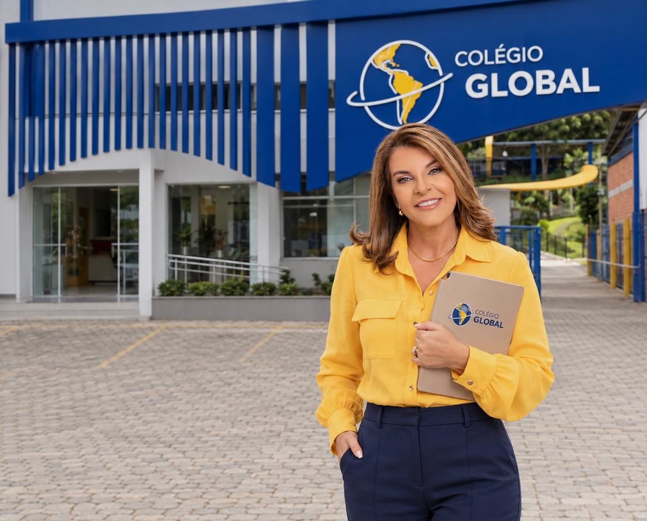 Cleyde Rejane Treml em frente ao Colégio Global