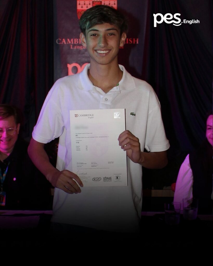 Aluno do 9º ano do Colégio Global com o certificado de inglês Cambridge na cerimônia de certificação de 2025