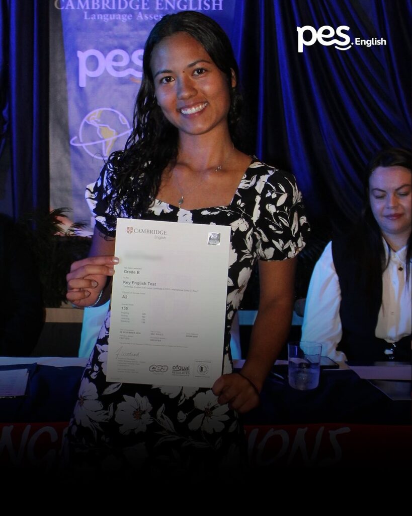 Aluna do 9º ano do Colégio Global com o certificado de inglês Cambridge na cerimônia de certificação de 2025