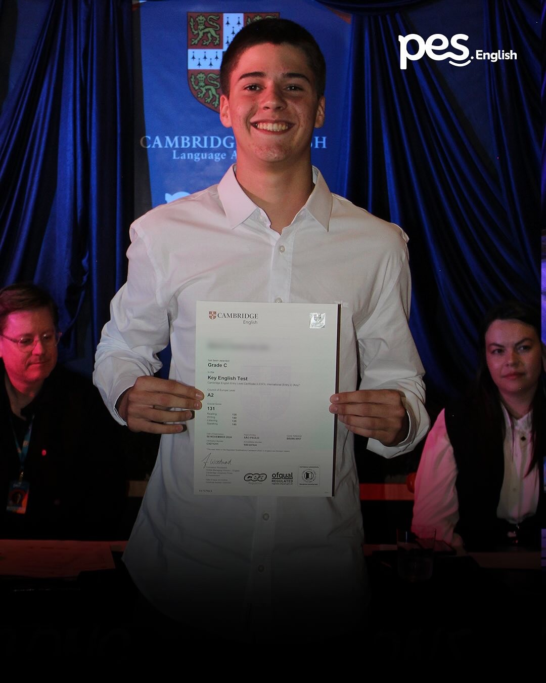 Aluno do 9º ano do Colégio Global com o certificado de inglês Cambridge na cerimônia de certificação de 2025