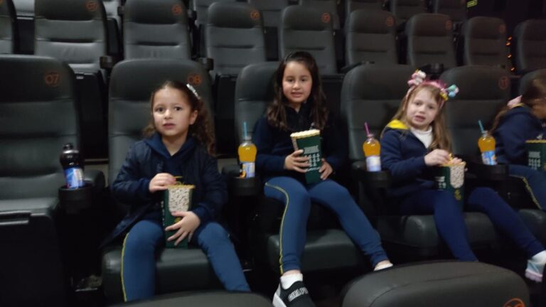 Alunos do Integral G4 e G5 do Colégio Global no passeio ao cinema