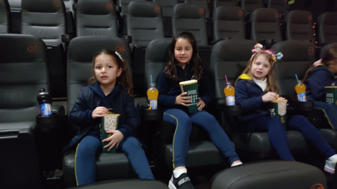 Alunos do Integral G4 e G5 do Colégio Global no passeio ao cinema