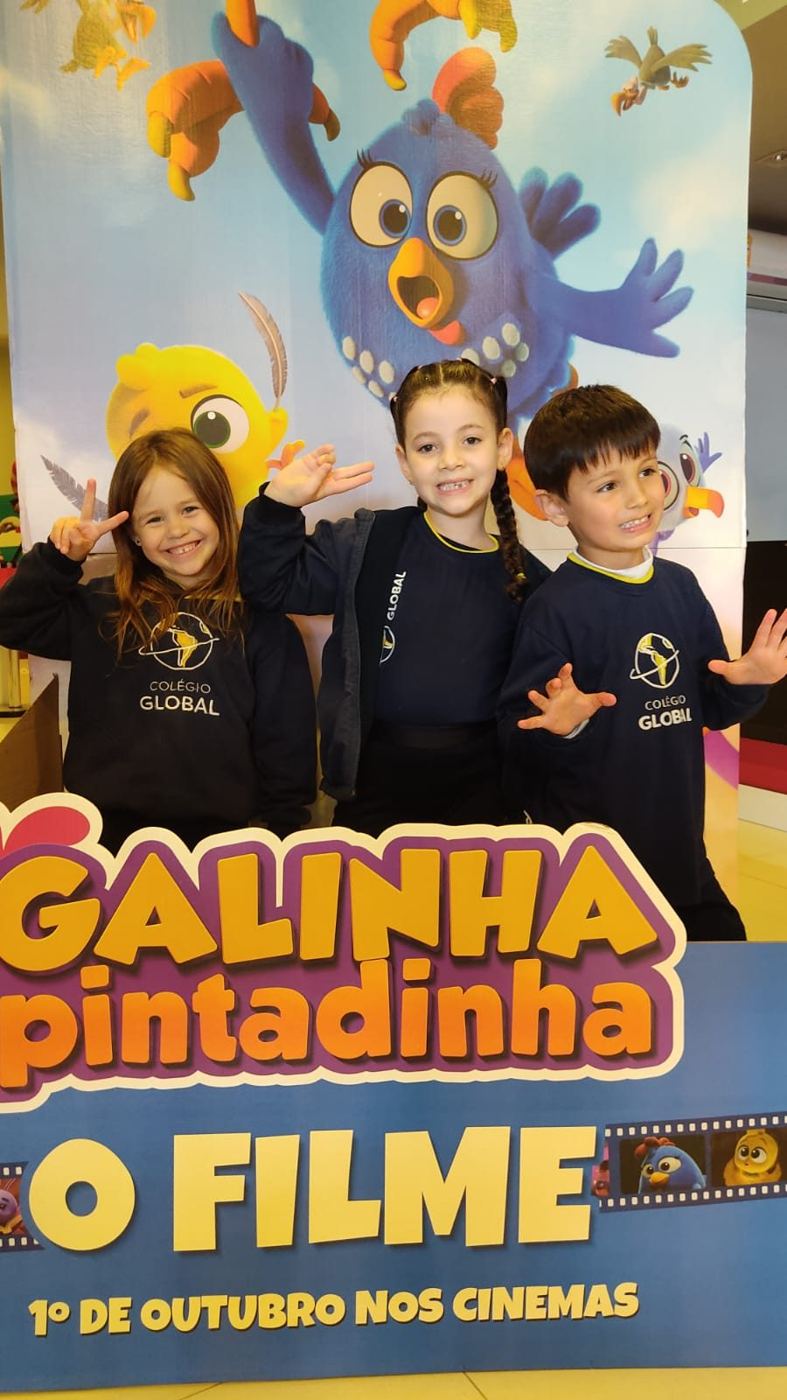 Alunos do Integral G4 e G5 do Colégio Global no passeio ao cinema
