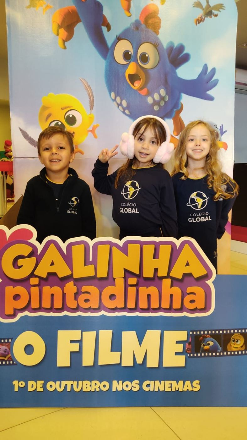 Alunos do Integral G4 e G5 do Colégio Global no passeio ao cinema