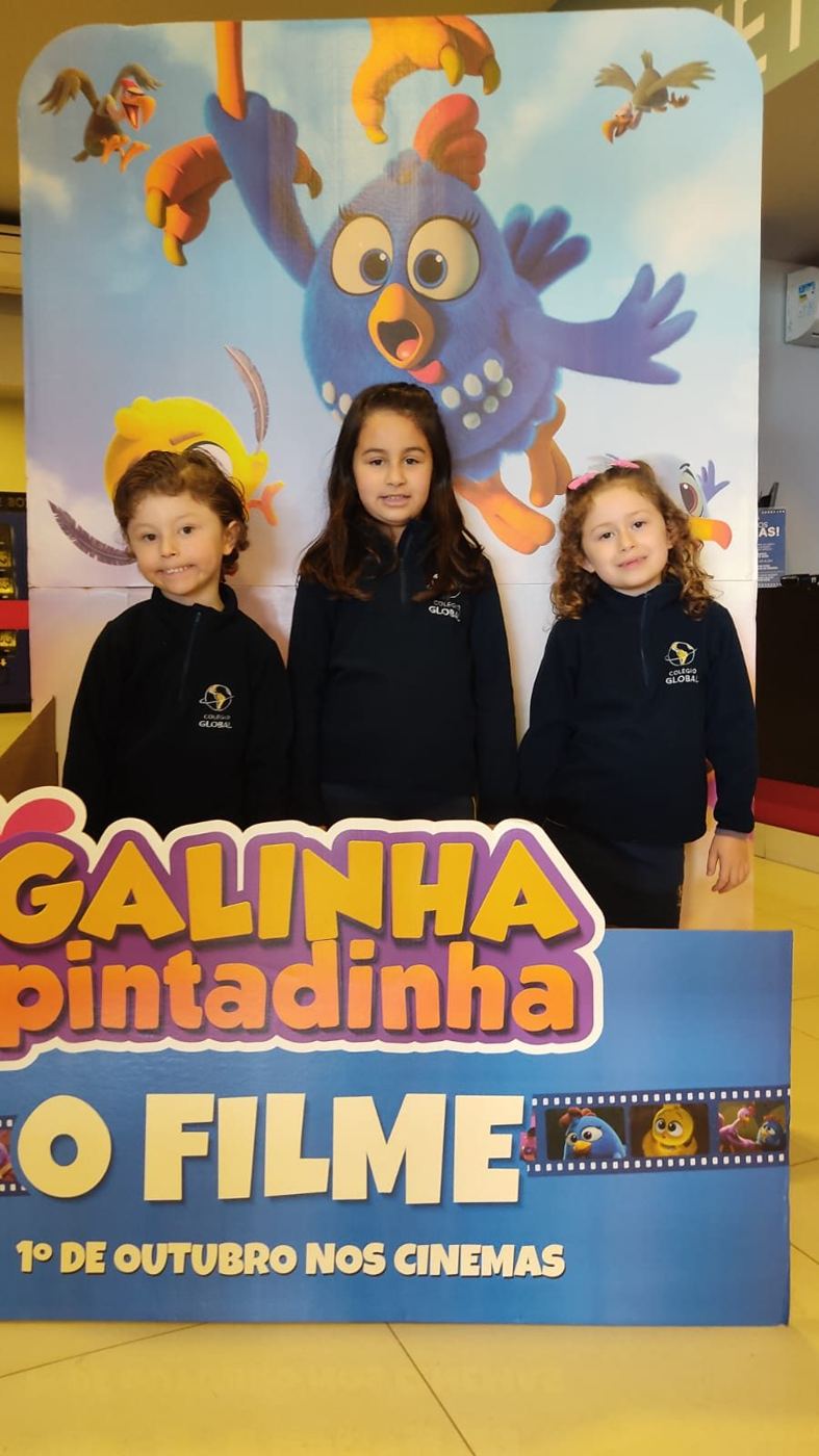 Alunos do Integral G4 e G5 do Colégio Global no passeio ao cinema