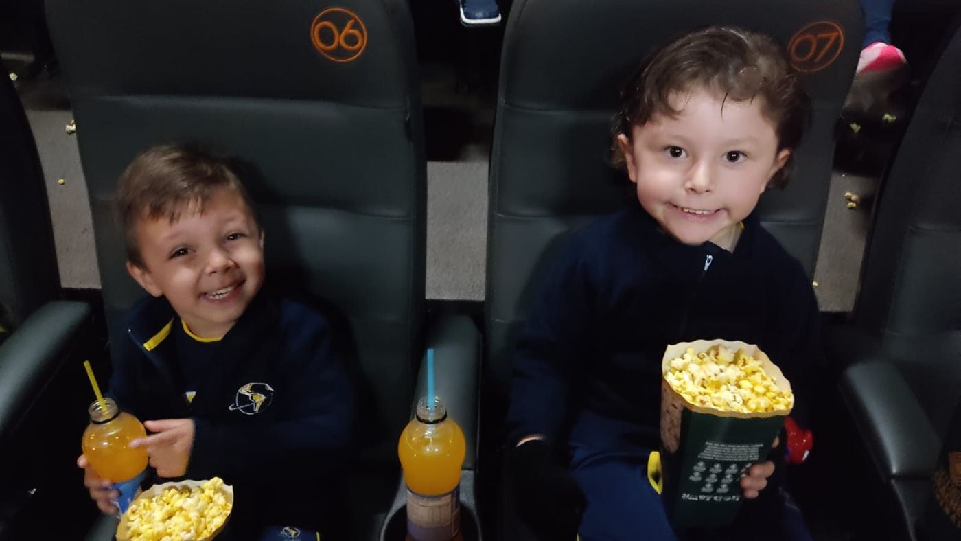 Alunos do Integral G4 e G5 do Colégio Global no passeio ao cinema