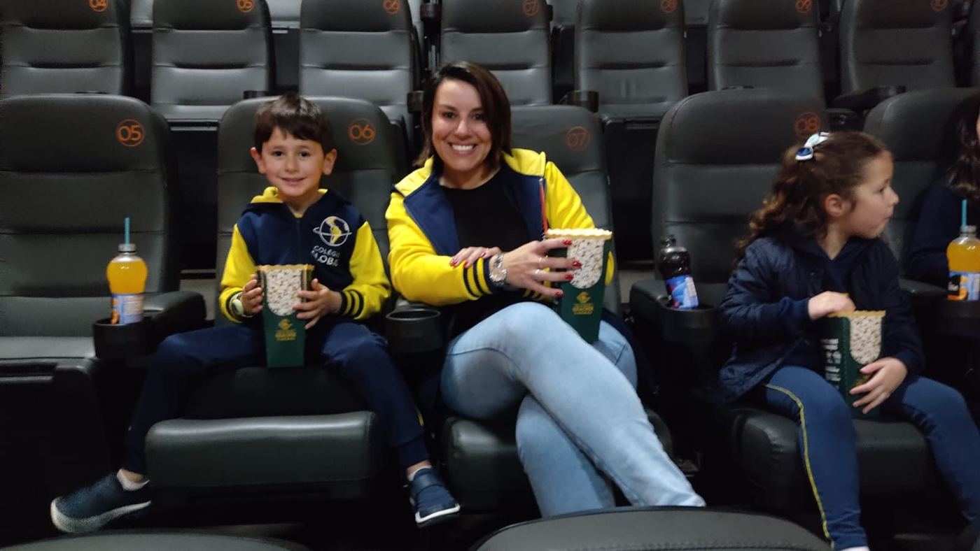 Alunos do Integral G4 e G5 do Colégio Global no passeio ao cinema