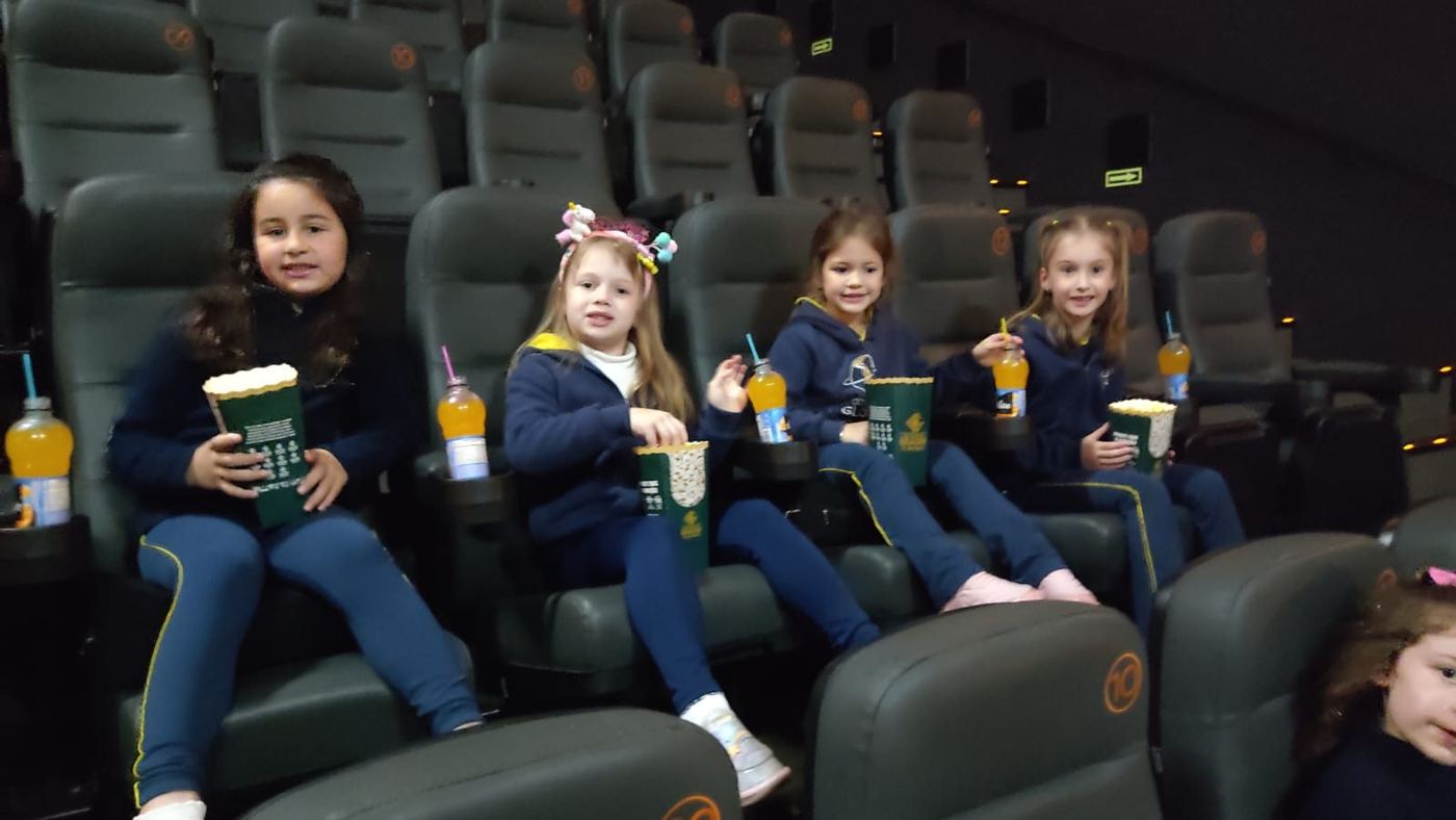 Alunos do Integral G4 e G5 do Colégio Global no passeio ao cinema