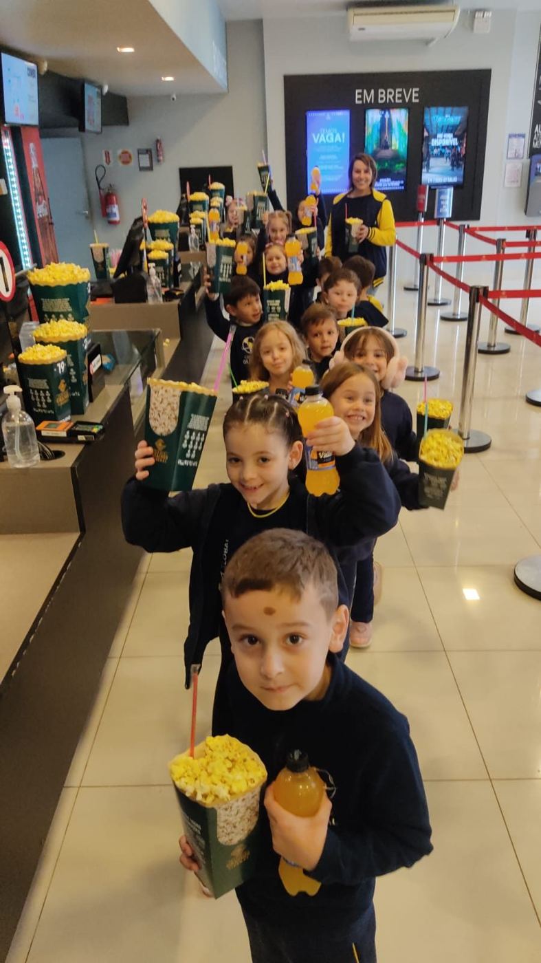 Alunos do Integral G4 e G5 do Colégio Global no passeio ao cinema