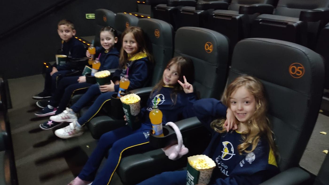 Alunos do Integral G4 e G5 do Colégio Global no passeio ao cinema