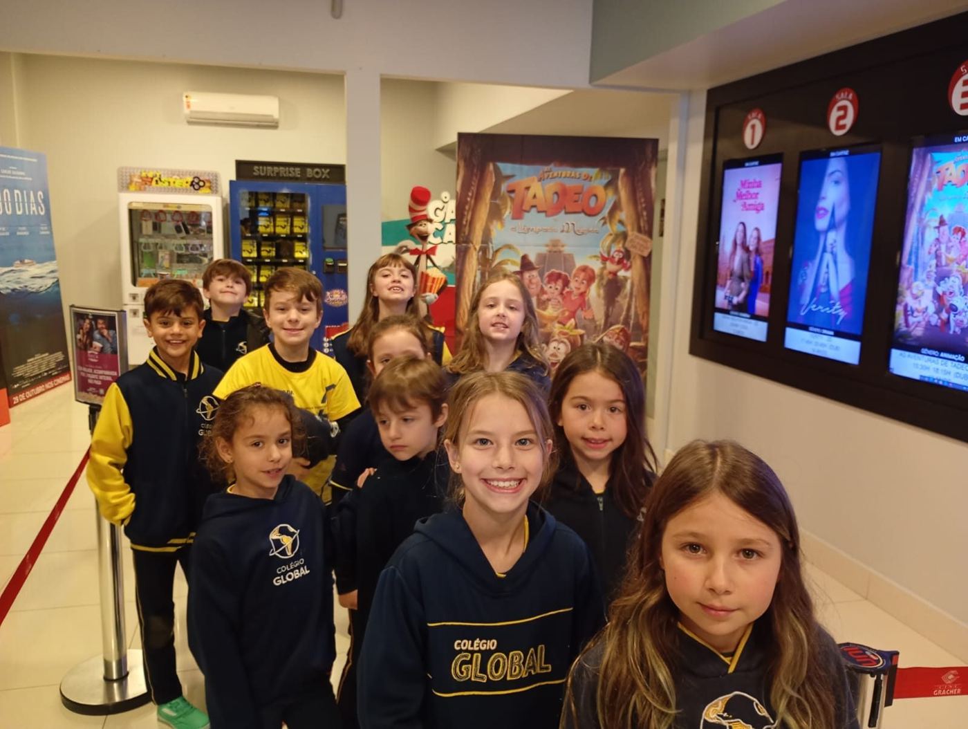 Alunos do Integral do Fundamental I do Colégio Global no passeio ao cinema