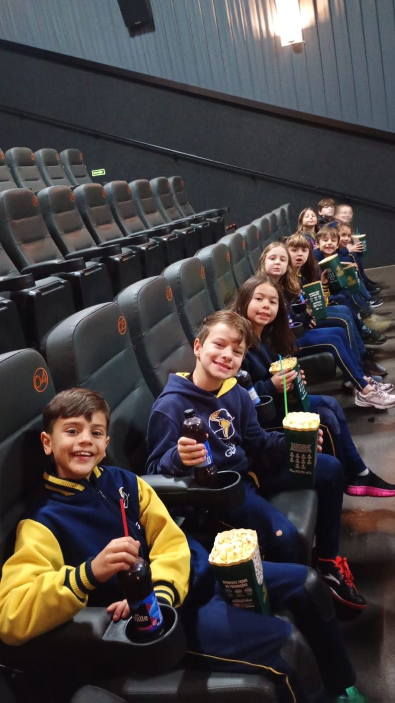 Alunos do Integral do Fundamental I do Colégio Global no passeio ao cinema