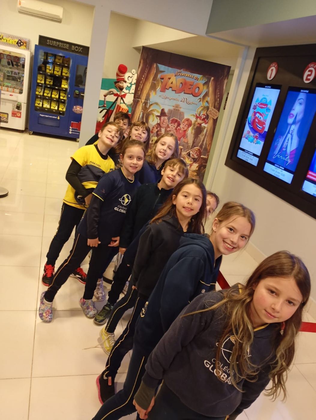 Alunos do Integral do Fundamental I do Colégio Global no passeio ao cinema