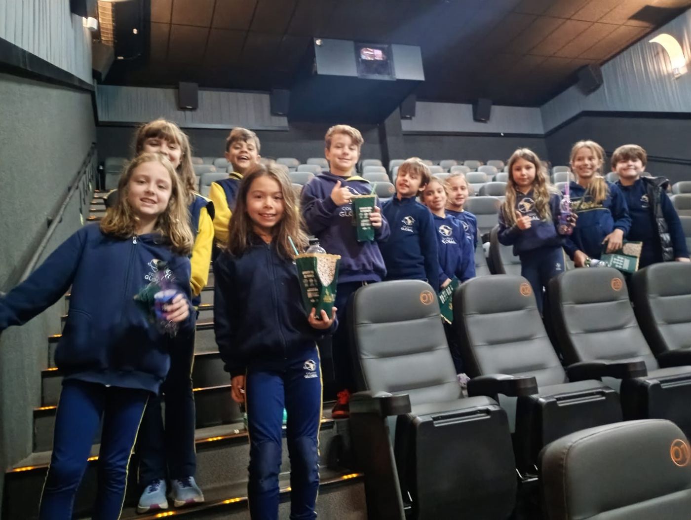 Alunos do Integral do Fundamental I do Colégio Global no passeio ao cinema