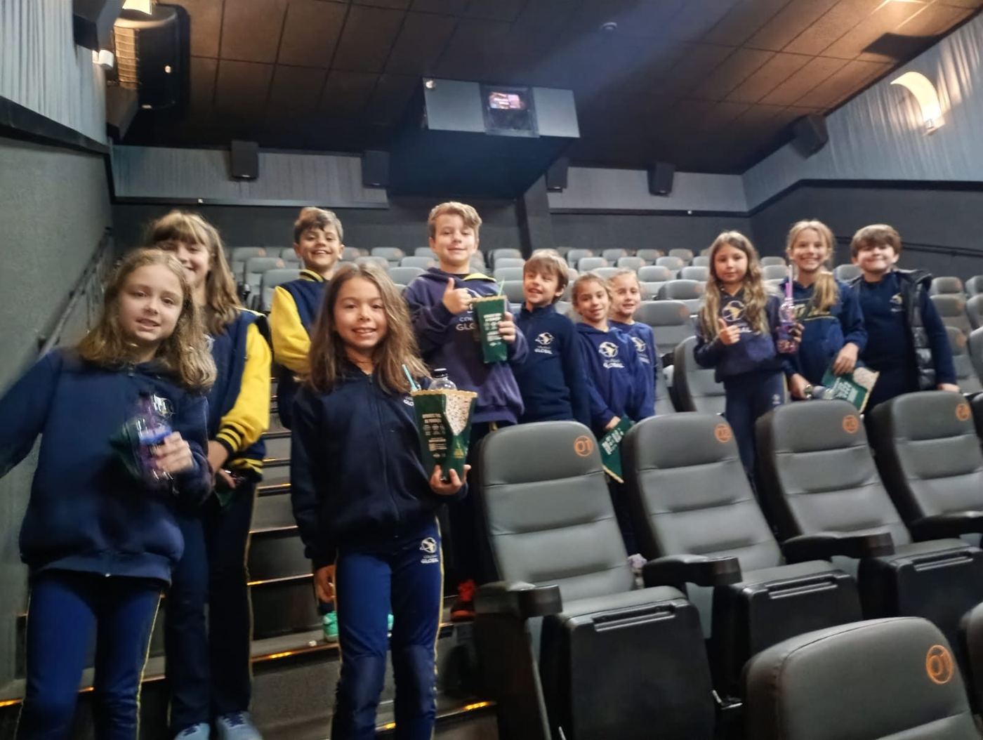 Alunos do Integral do Fundamental I do Colégio Global no passeio ao cinema