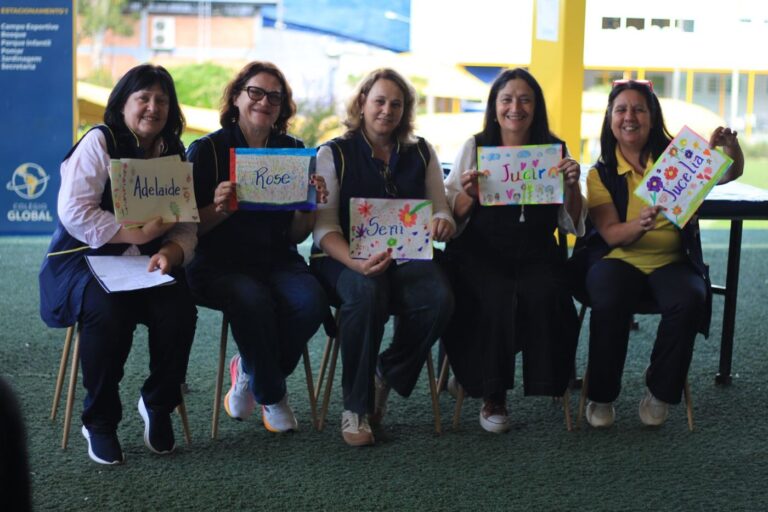 Homenagem dos alunos do 1º e 2º ano às professoras no Dia dos Professores no Colégio Global