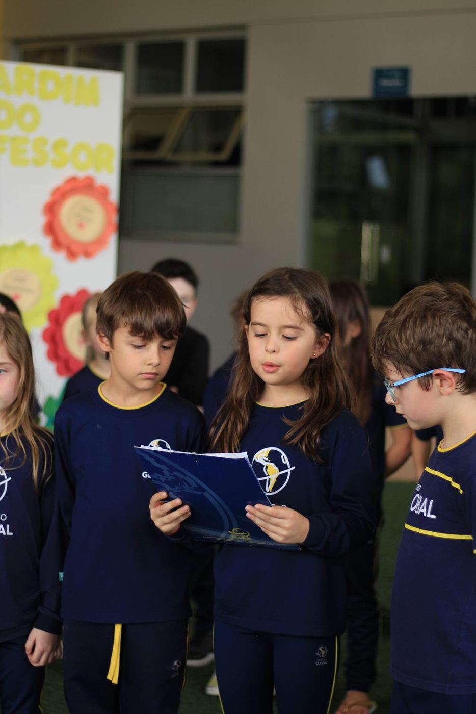 Homenagem dos alunos do 1º e 2º ano às professoras no Dia dos Professores no Colégio Global
