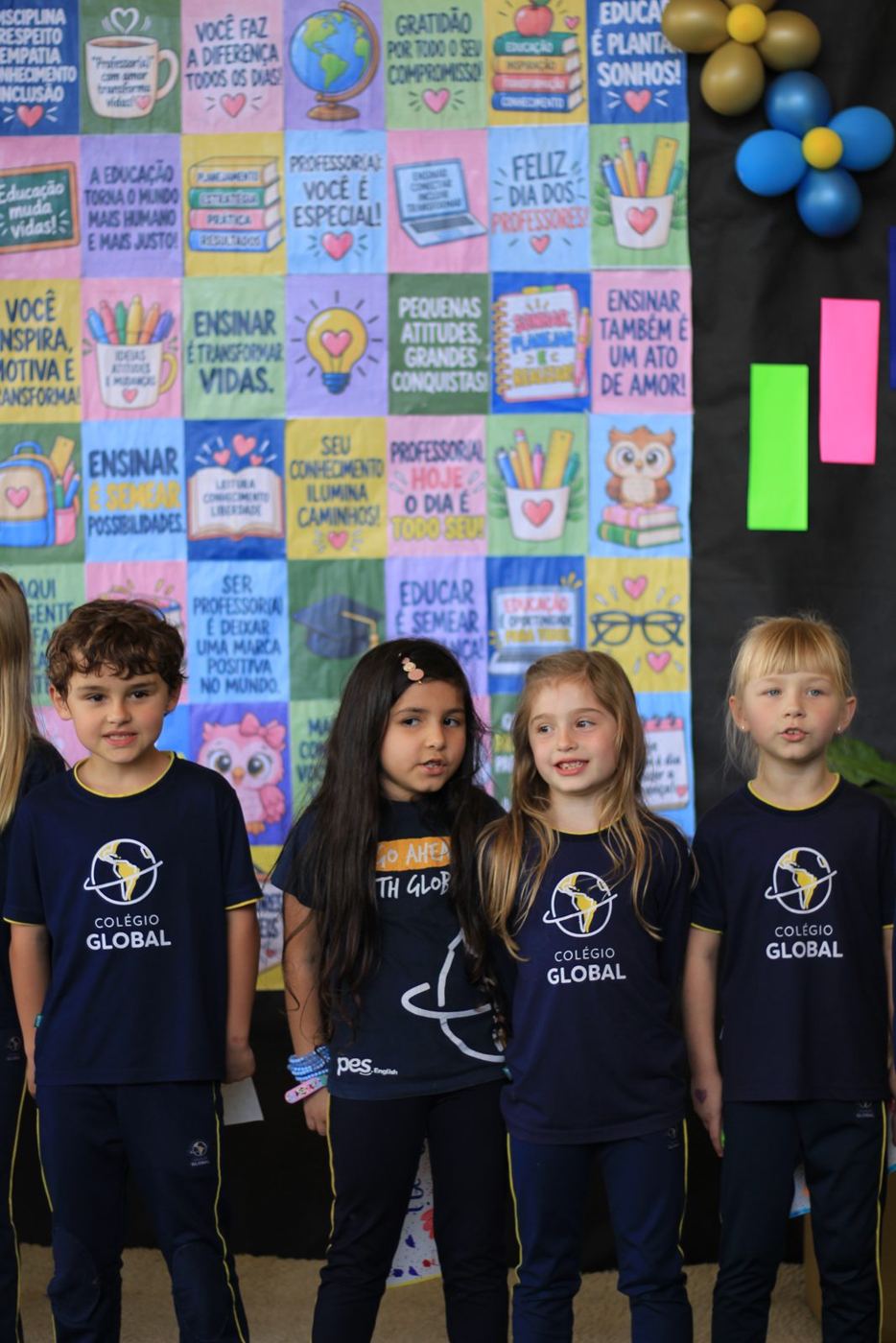 Homenagem dos alunos do 1º e 2º ano às professoras no Dia dos Professores no Colégio Global