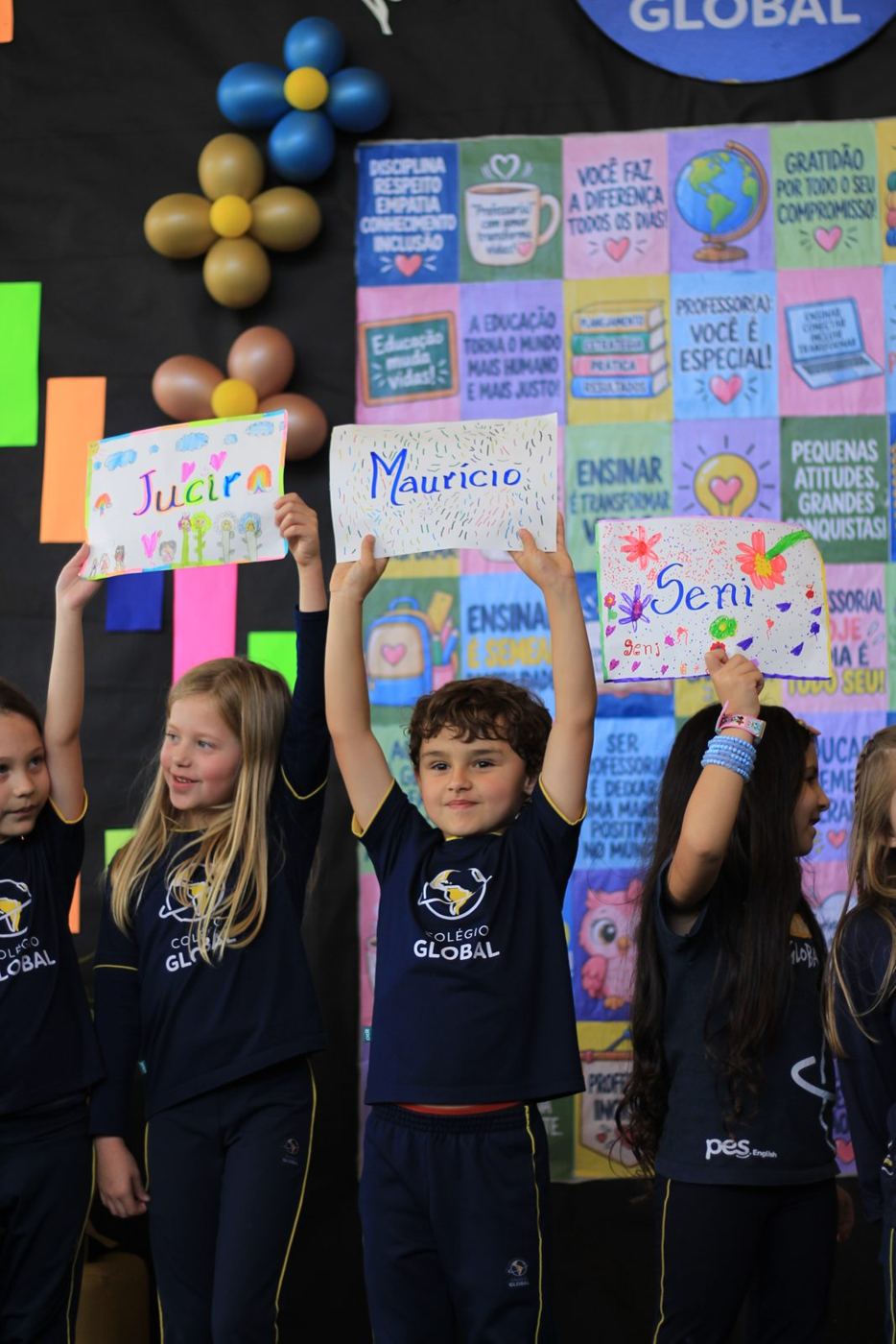 Homenagem dos alunos do 1º e 2º ano às professoras no Dia dos Professores no Colégio Global