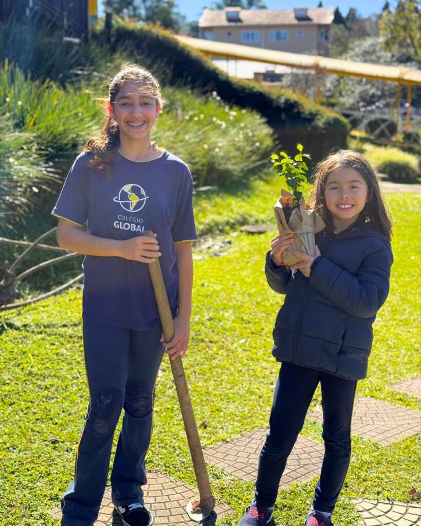 Alunas do Período Integral do Colégio Global plantando mudas na horta da escola
