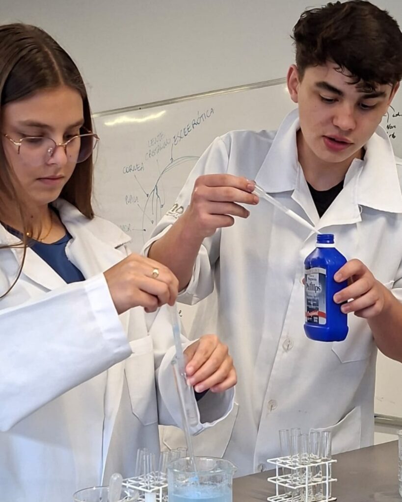 Alunos do 9º ano do Colégio Global em aula no laboratório de ciências