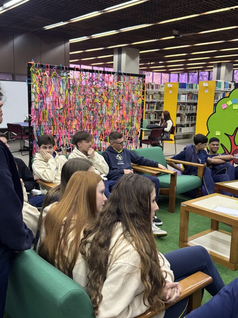 Alunos do Ensino Médio do Colégio Global em visita à PUCPR