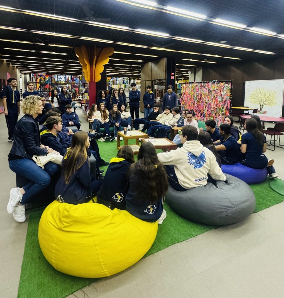 Alunos do Ensino Médio do Colégio Global em visita à PUCPR
