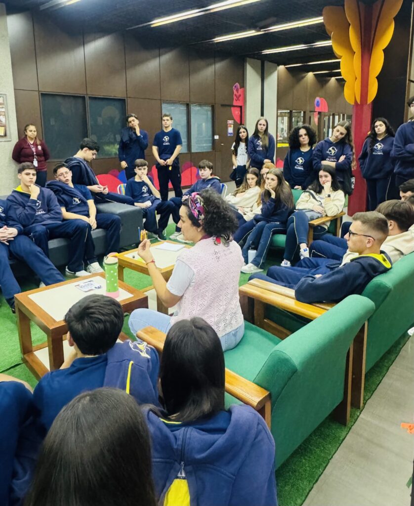 Alunos do Ensino Médio do Colégio Global em visita à PUCPR