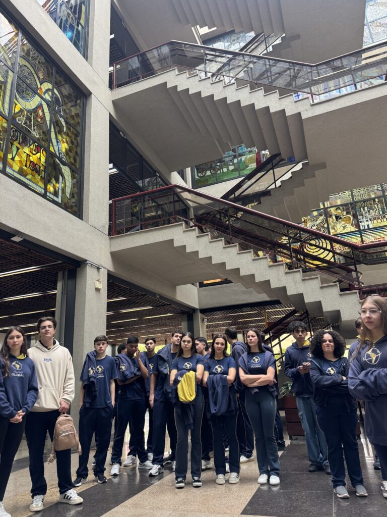 Alunos do Ensino Médio do Colégio Global em visita à PUCPR