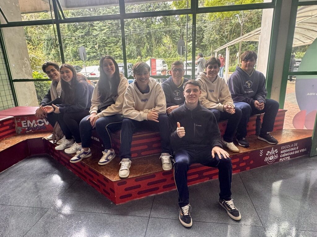 Alunos do Ensino Médio do Colégio Global em visita à PUCPR