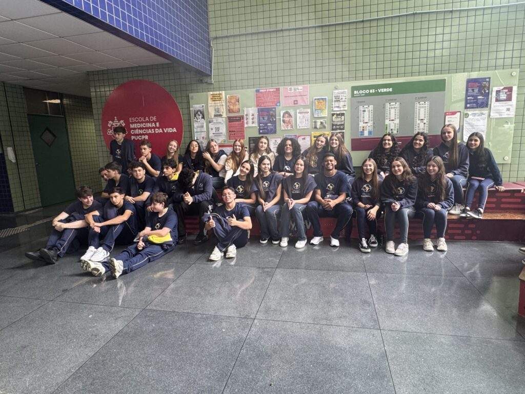 Alunos do Ensino Médio do Colégio Global em visita à PUCPR